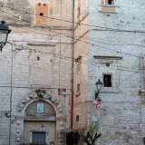 ...alcune delle quali arricchite da cornici modanate